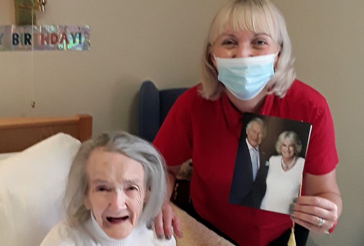 Eira Fratson with her birthday card from King Charles and Colten Companion Joanne Hope.