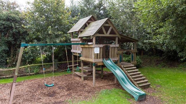 turfcutters-arms-east-boldre-new-forest - children's play area