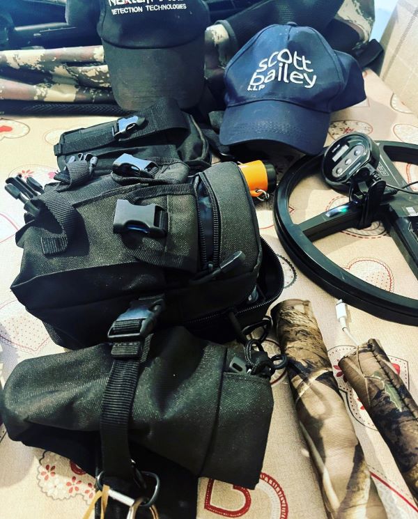 Equipment for metal detecting